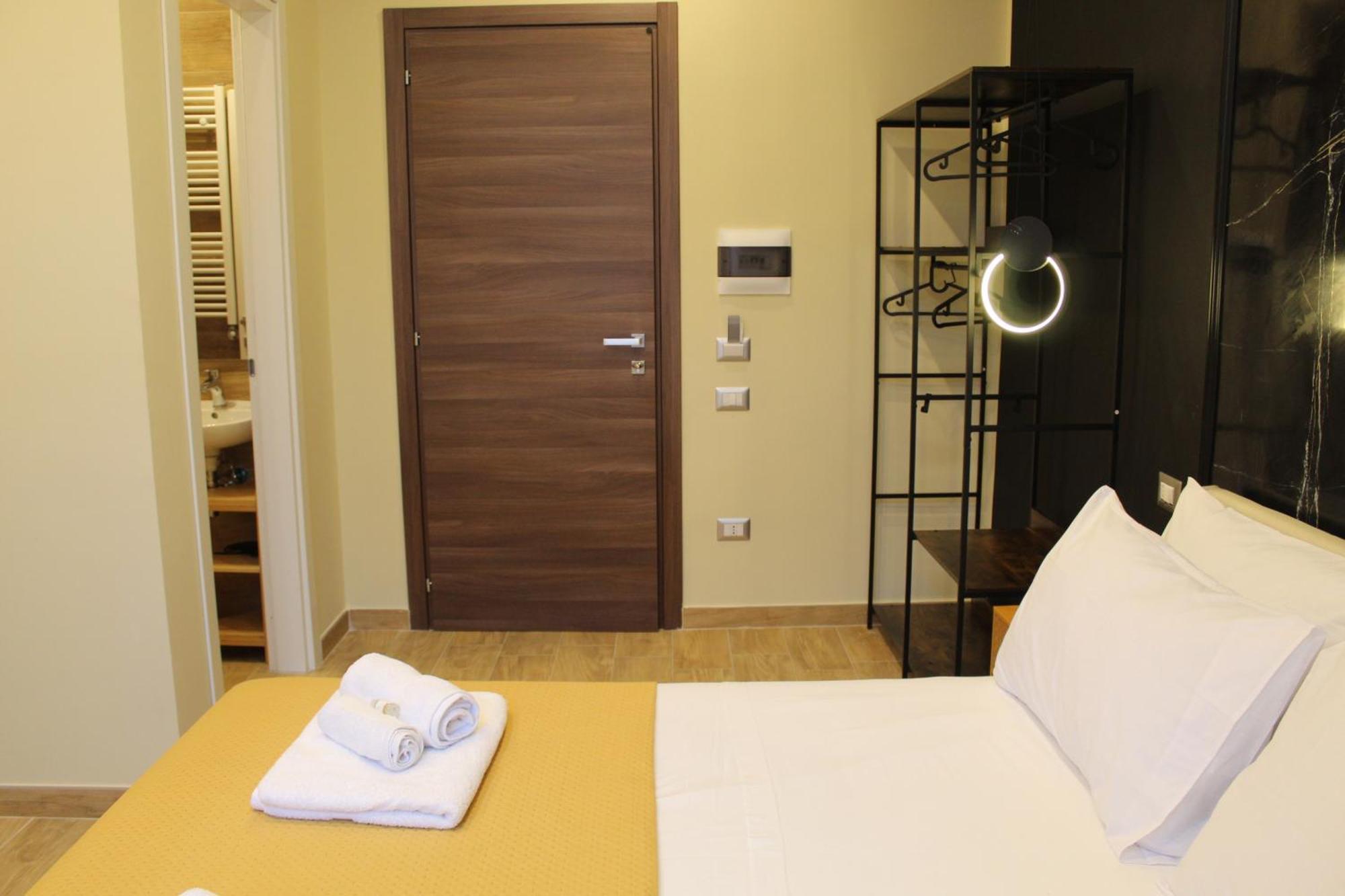 Blackwoody Contemporary Rooms - Napoli Centro Storico Via Toledo Kültér fotó
